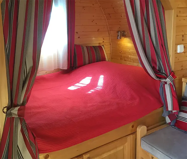 Un lit 2 places dans une alcôve romantique