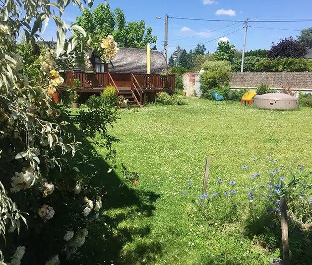 Un grand jardin fleuri entoure le gîte